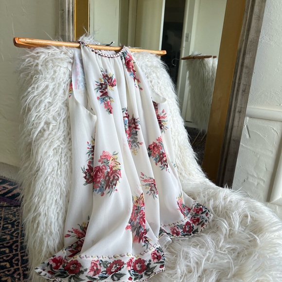 Beautiful Joie top with floral design - Picture 7 of 14